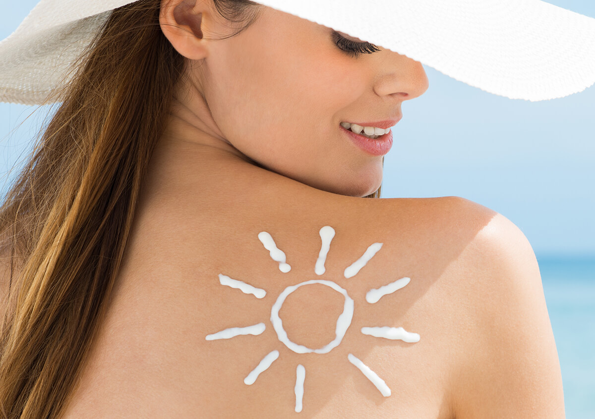 Самое вредное солнце. Защита кожи. Защита от солнца. Девушка с солнцезащитным кремом. Загар кожи.
